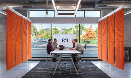 Two researchers collaborate in the 1819 Innovation Hub