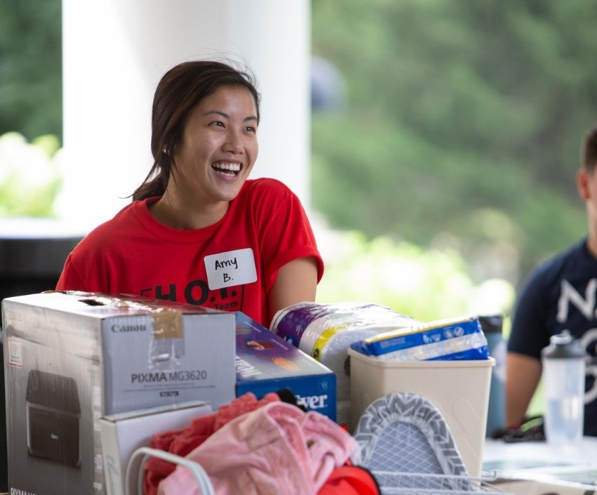 Happy
Students and their families on residence hall move-in day.