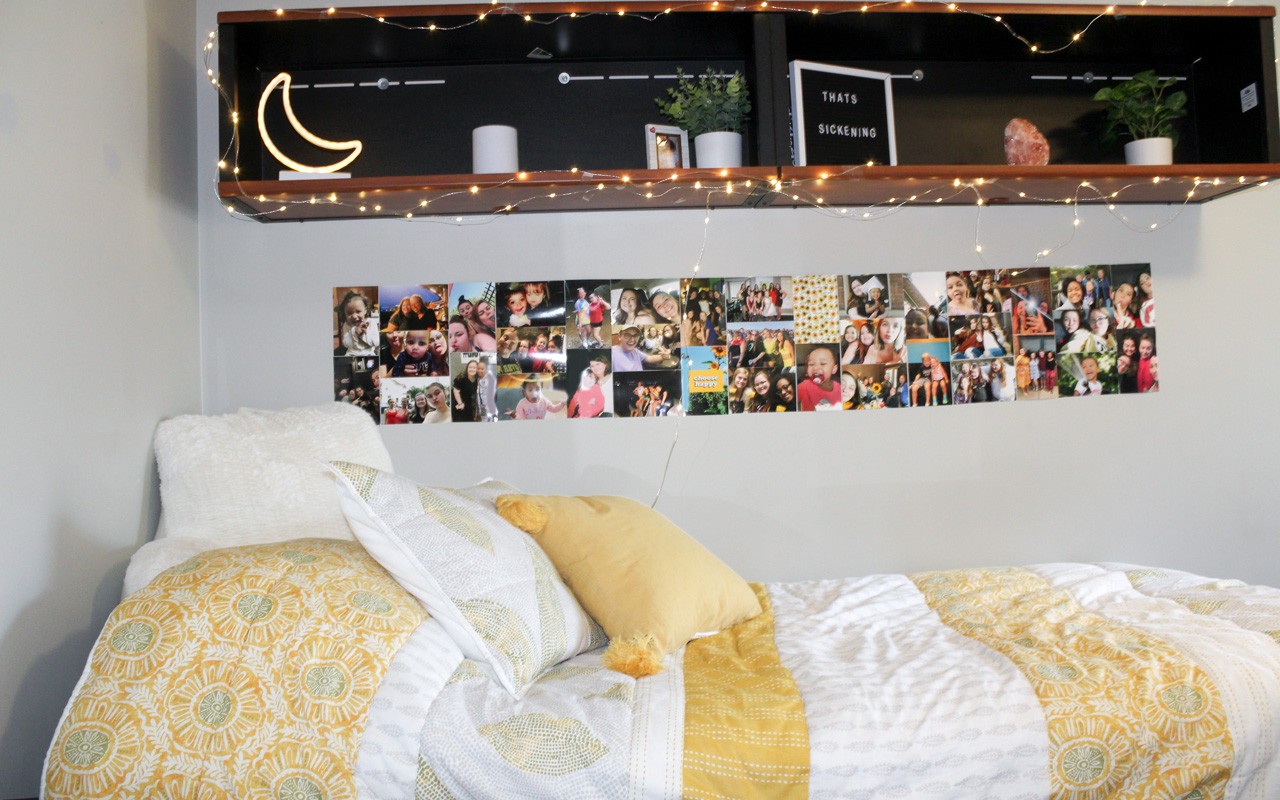 Bed in room of Stratford Hall triple suite