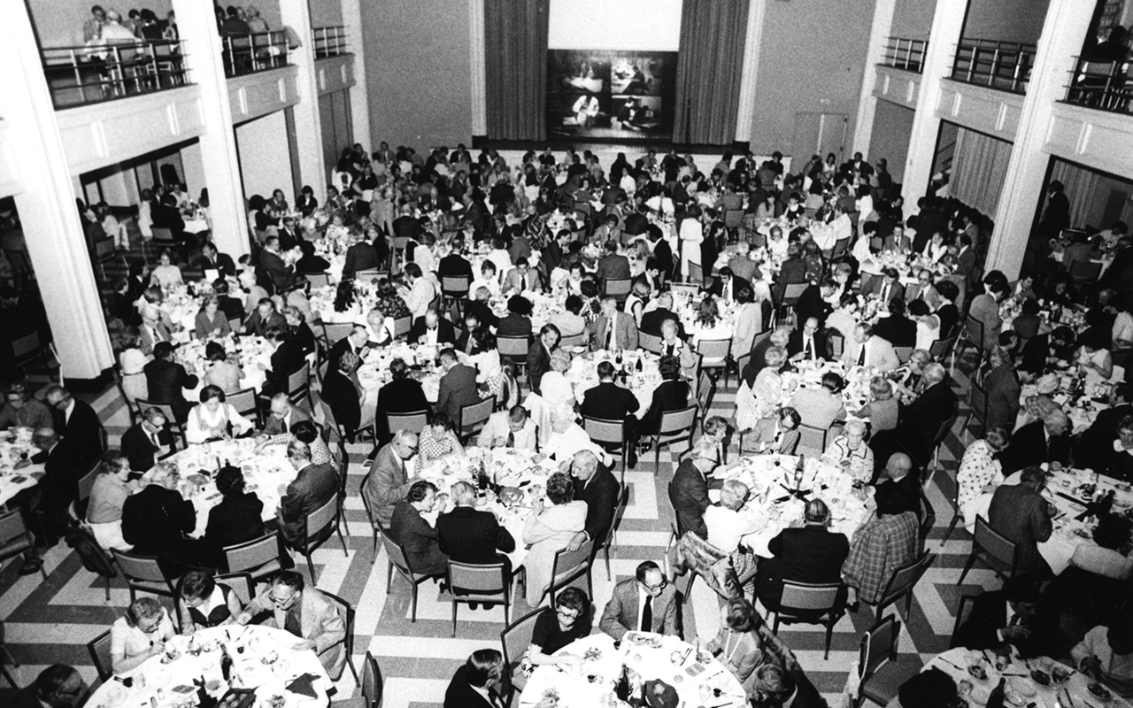 Hundreds of people seated at a banquet in Great Hall