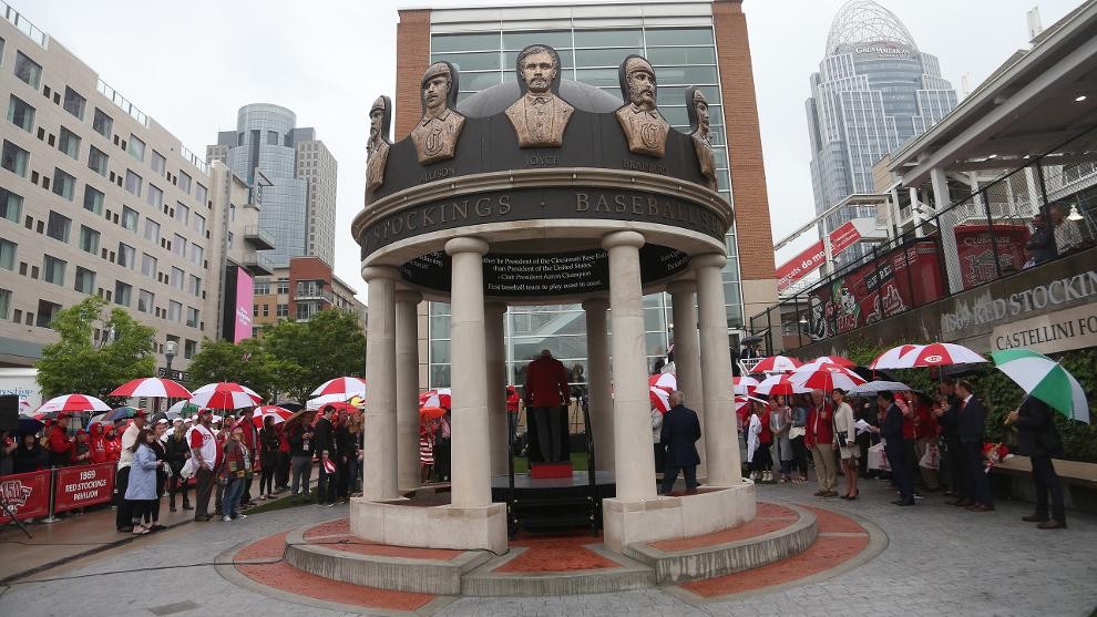 A dome lined with bronze portraits stands atop stone columns