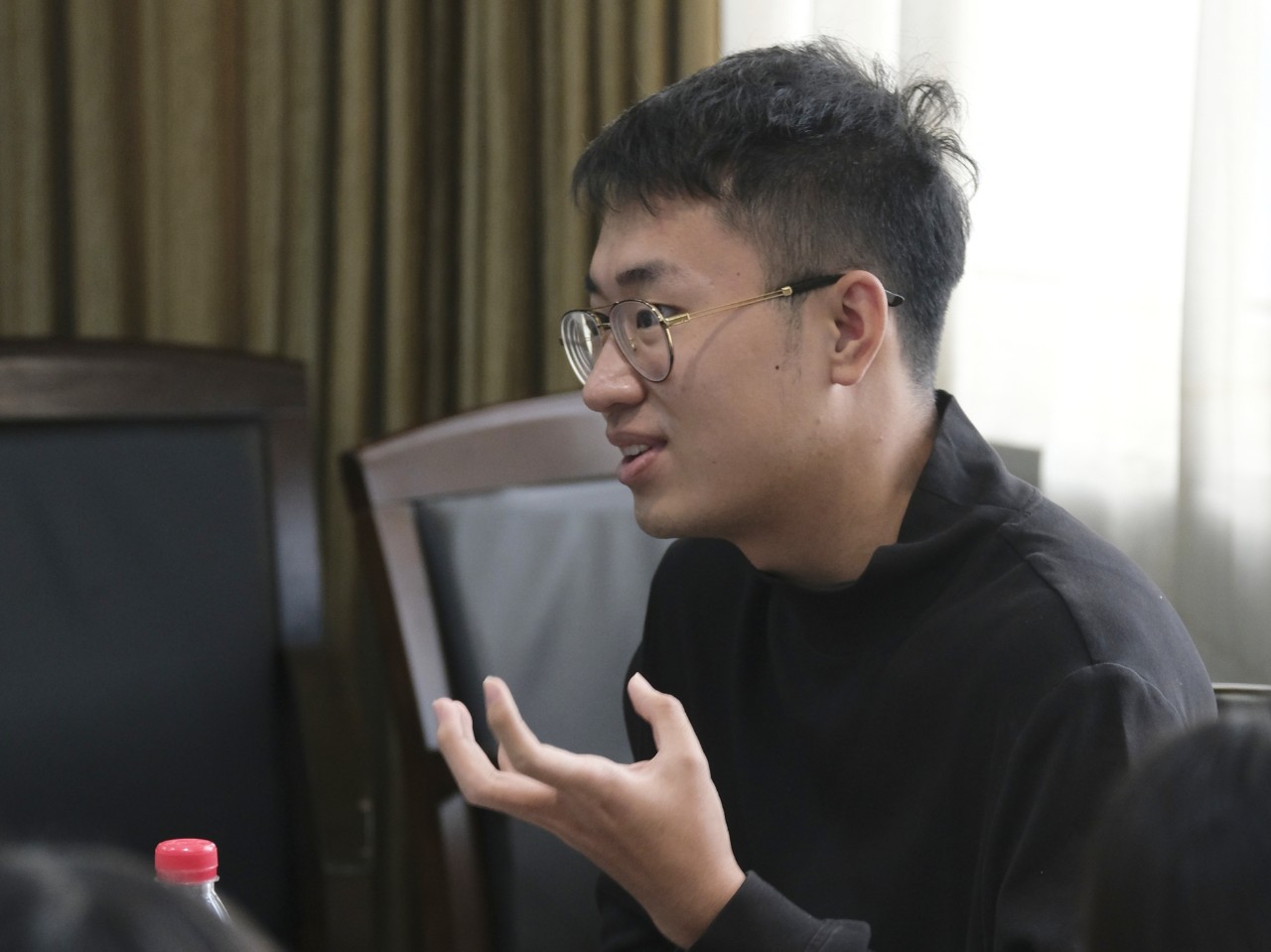 An electrical engineering JCI student speaks to American and Chinese leaders of the program.