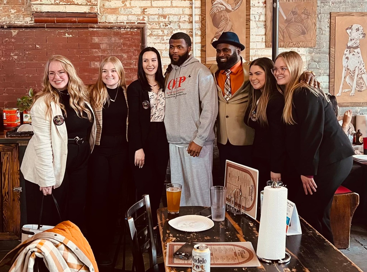 Marcus Sapp with six OIP Fellows who worked on his case while in their second year at law school. From left to right: Morgan Dineen, Miranda Loesche, Correna Kuhl, Marcus Sapp, Damon Davis, Melani Cora Faria and Natalie Gratzer.