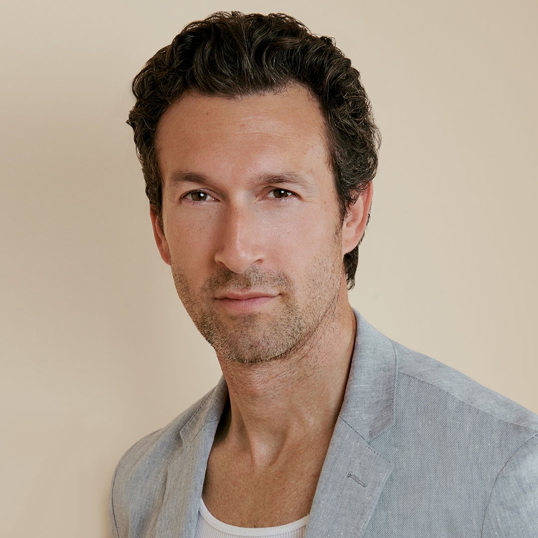 Aaron Lazar headshot