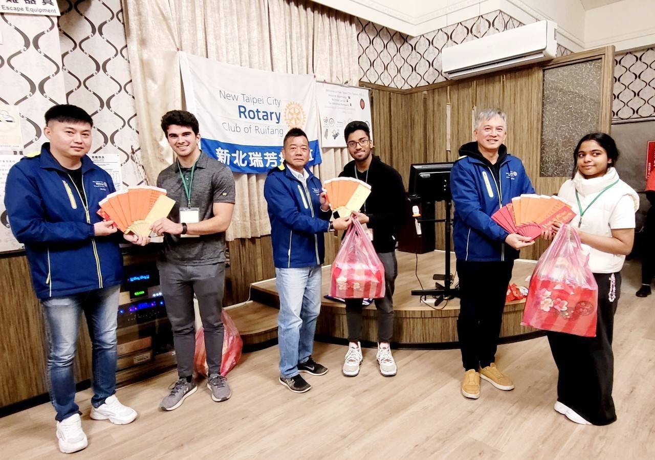 Students pose with representatives of the Taiwan Rotary Club 