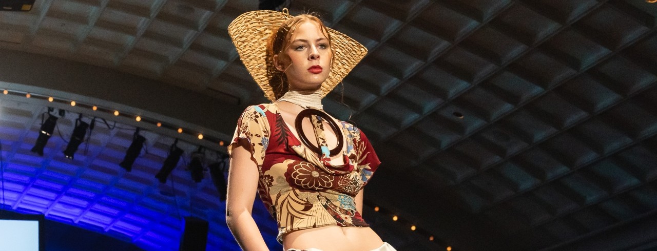 2023 fashion show model with basket for head dress