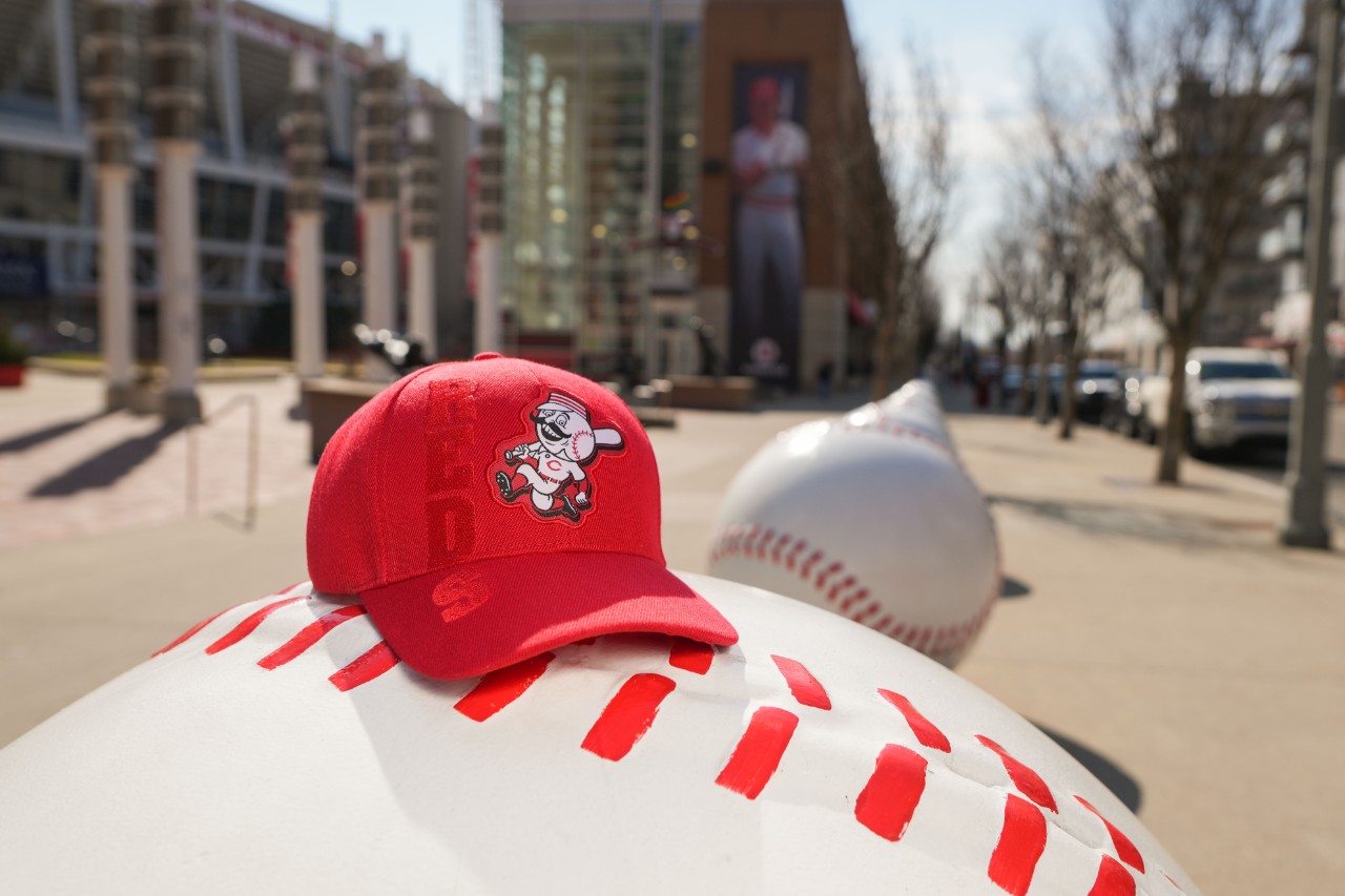 Donate with Hoxworth in April and get a Cincinnati Reds hat