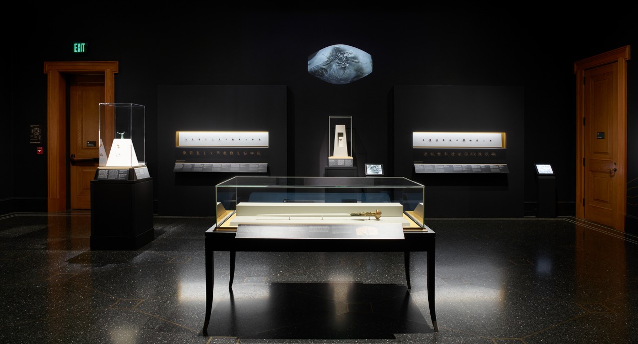 An exhibit at the J. Paul Getty museum features a large image of the combat agate.