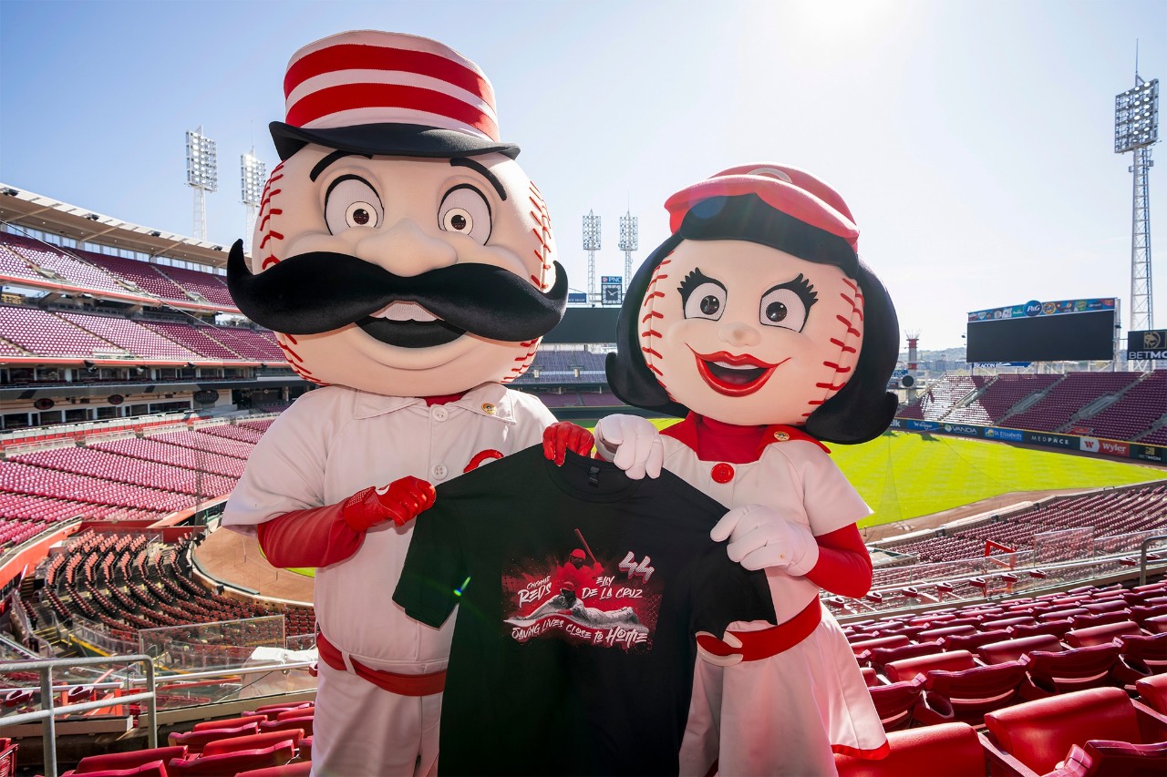 Elly De La Cruz T-shirt with Reds mascots